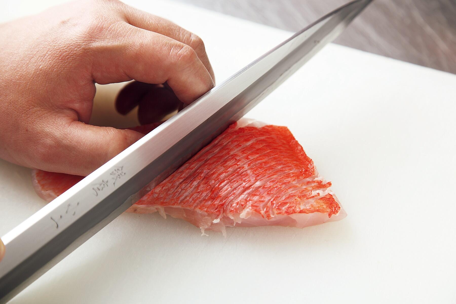 皮目に包丁を入れる
