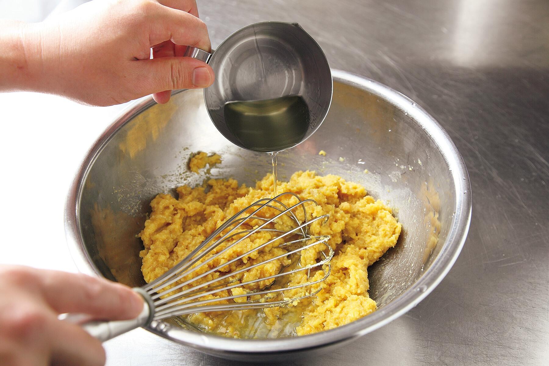 みりんと味噌を混ぜる