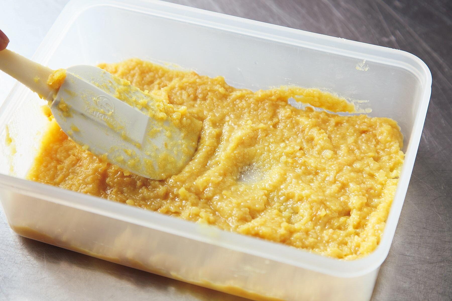 味噌を容器に敷く