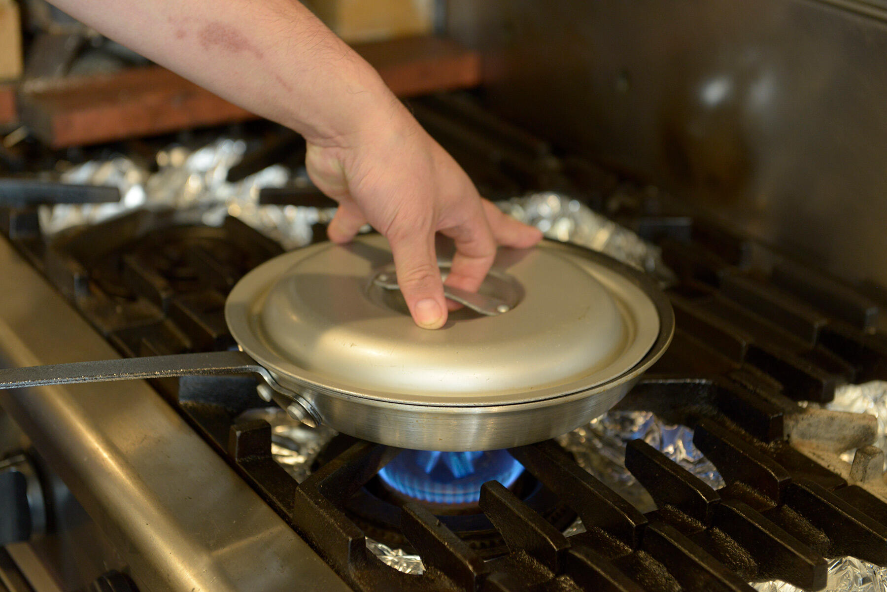 蓋をして煮込む