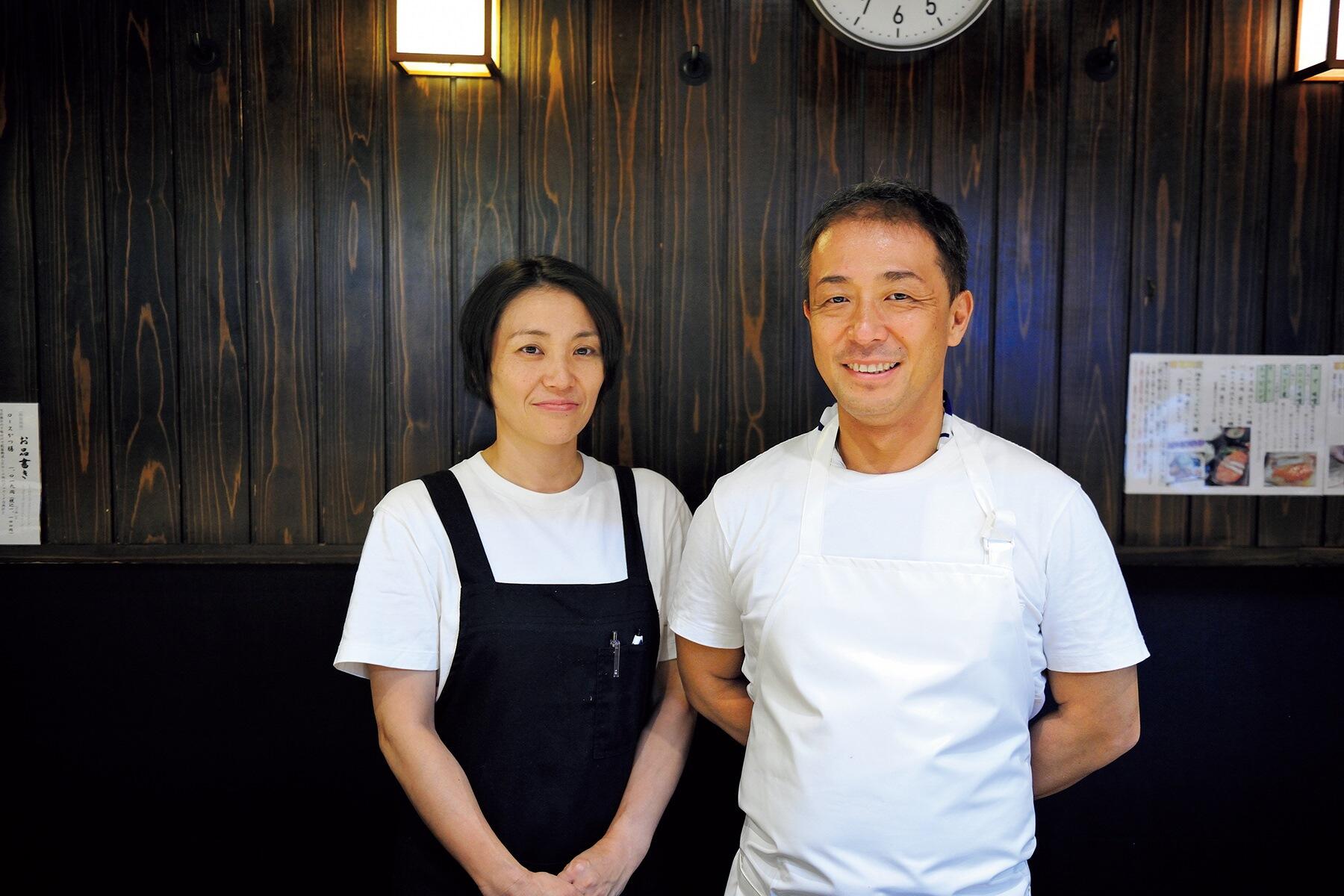 店主の西村真一さんと妻の依子さん
