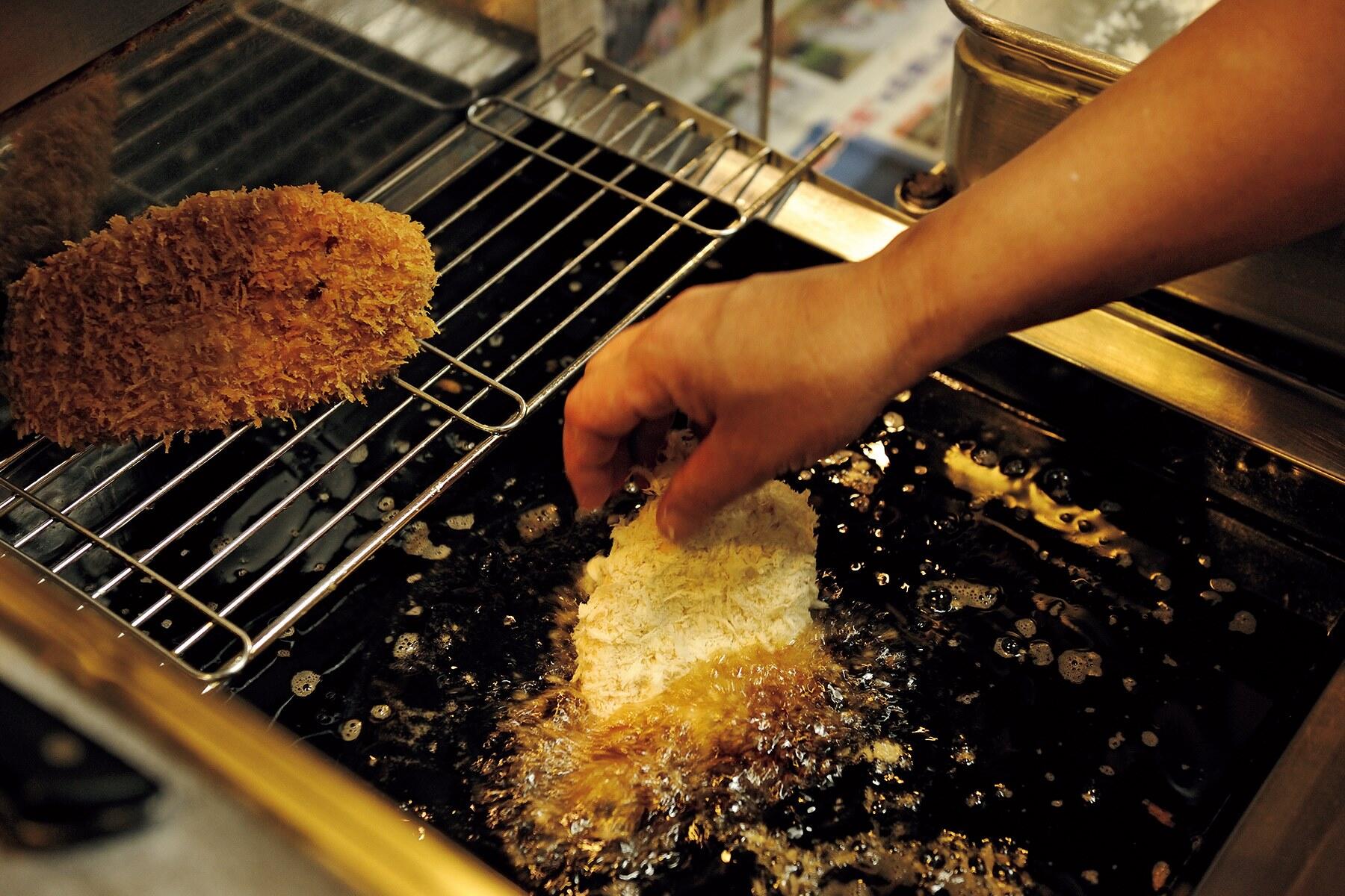 とんかつを揚げる様子