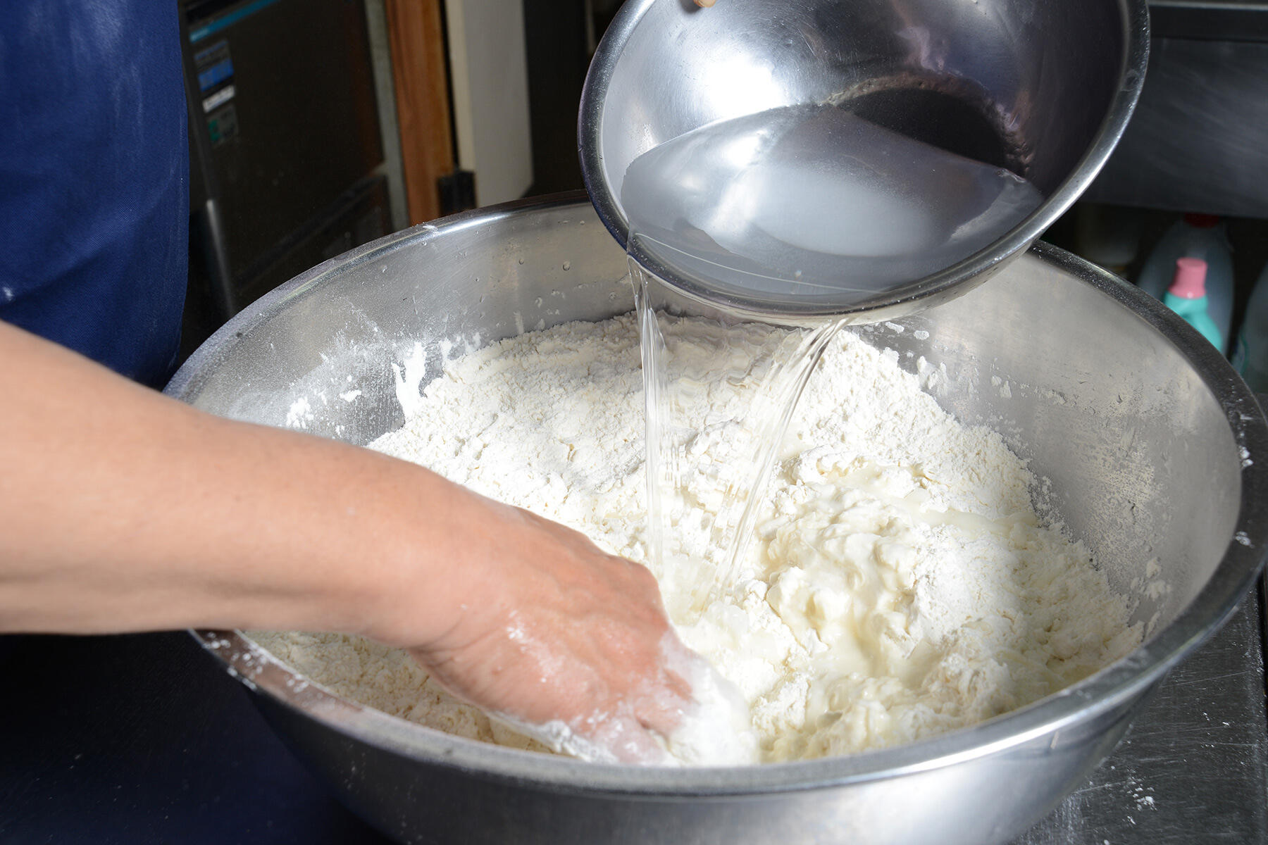 水を加えて混ぜる