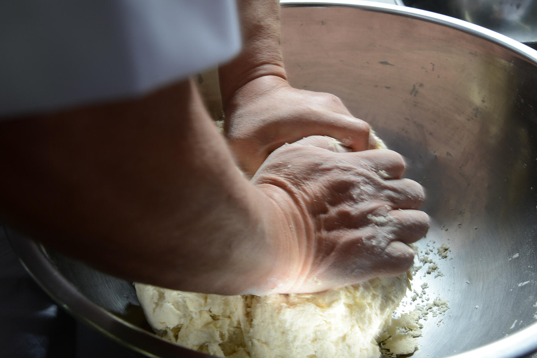 水を加えて混ぜる