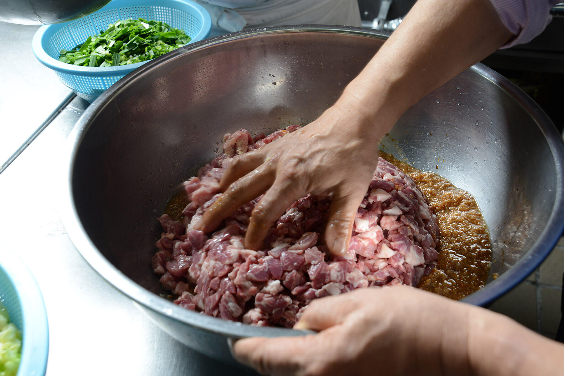 肉と混ぜ合わせる