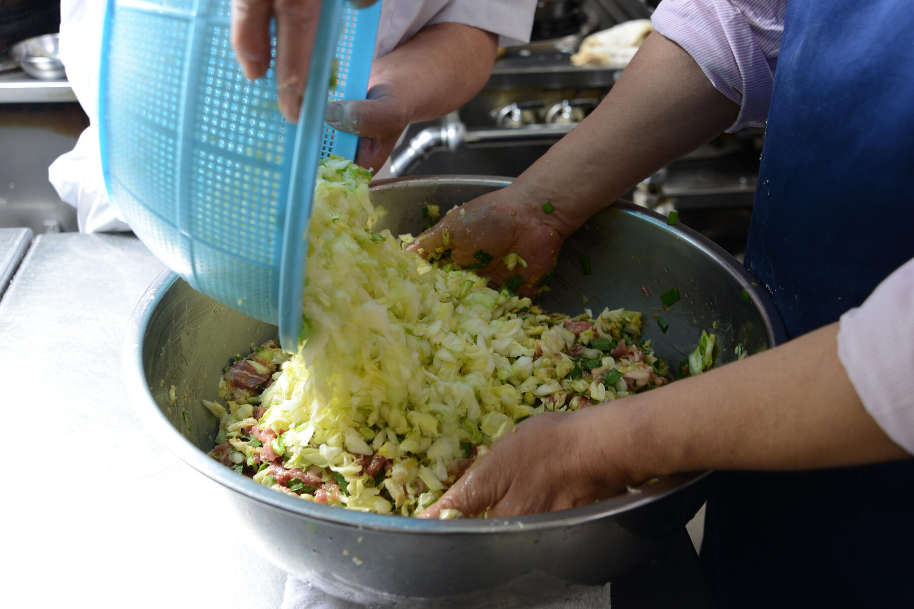 野菜も混ぜ合わせる