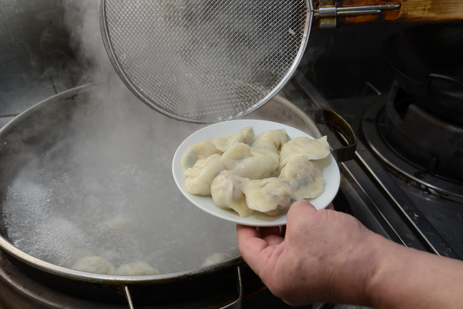 餃子を茹でる