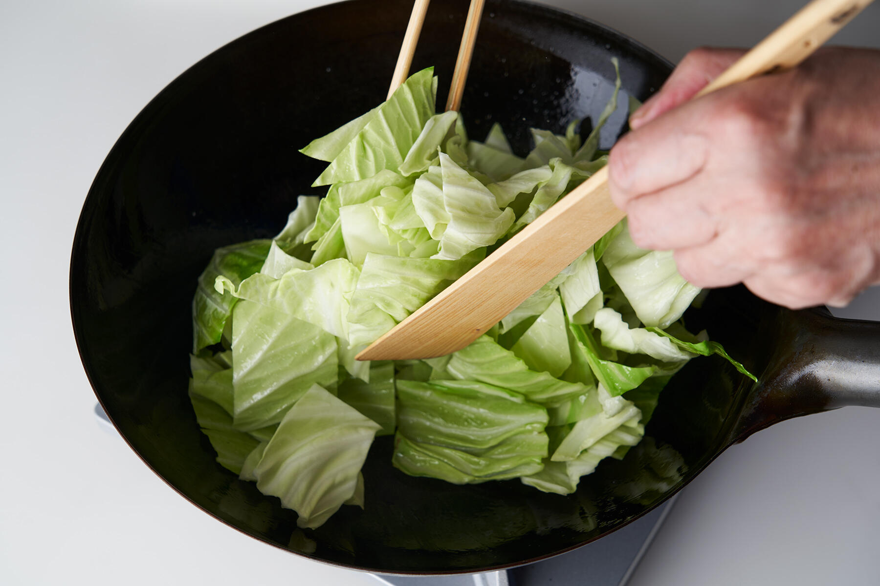 キャベツを炒める