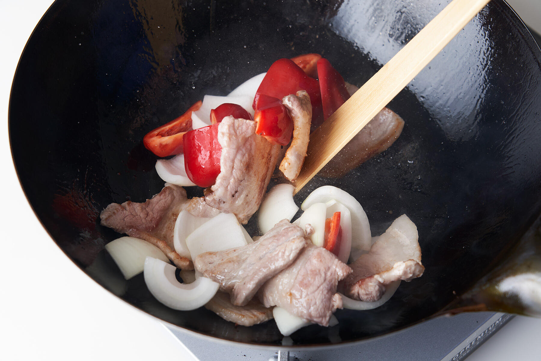 その他の野菜を炒める