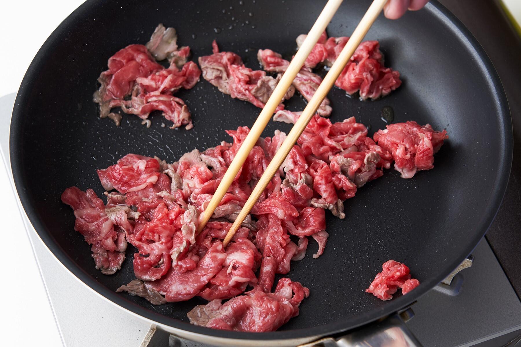牛肉を炒める