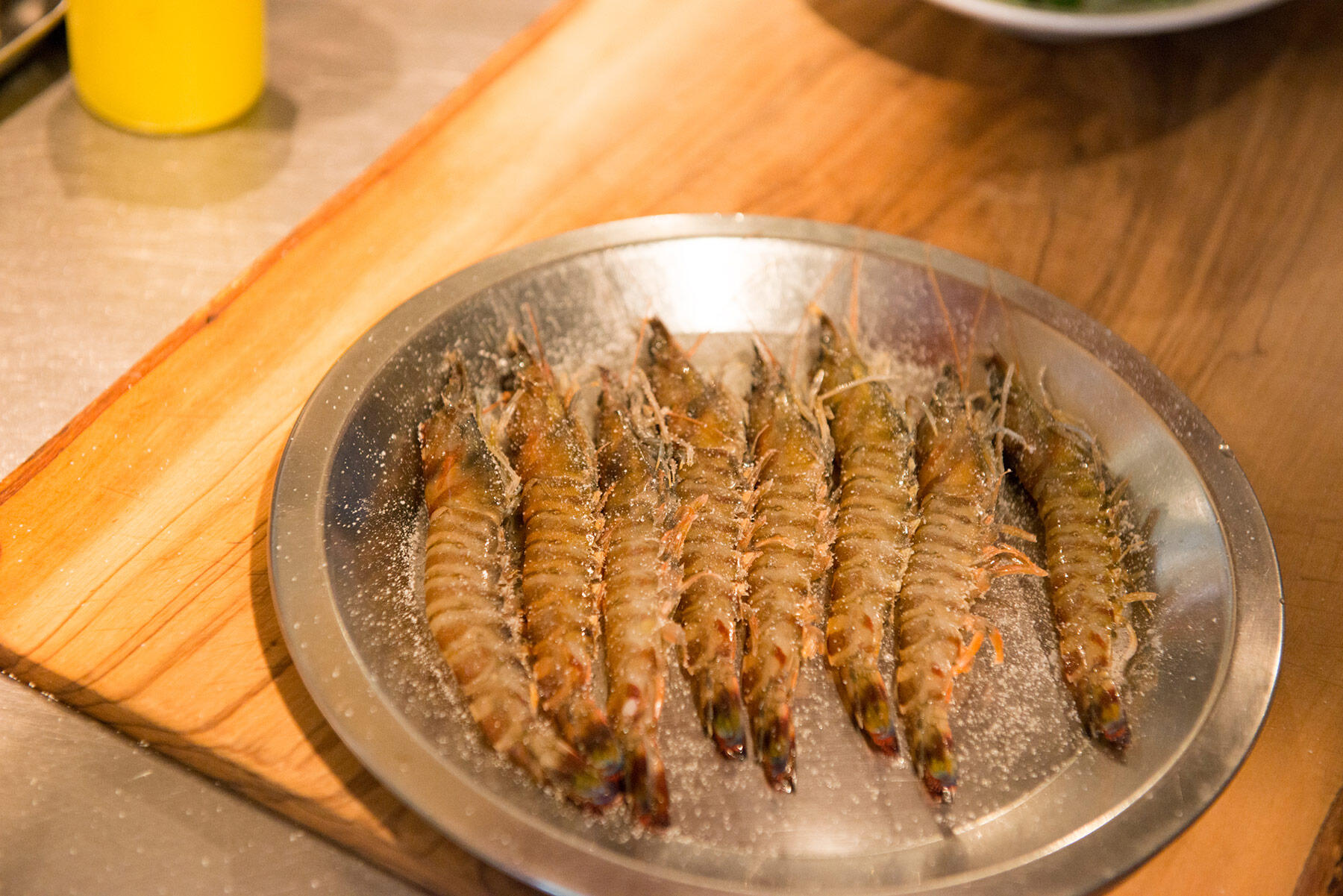 海老の下ごしらえ