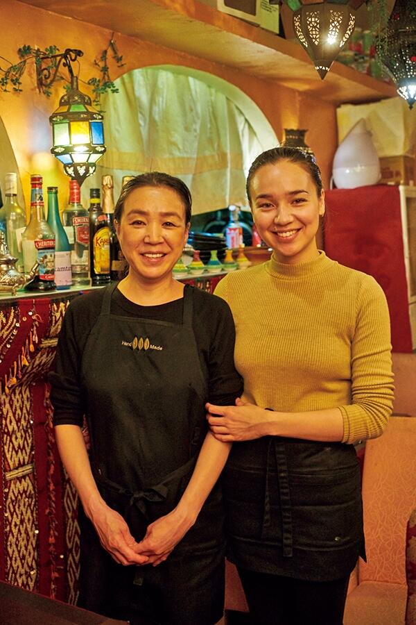 太田知加子さん（左）とヤスミンさん。