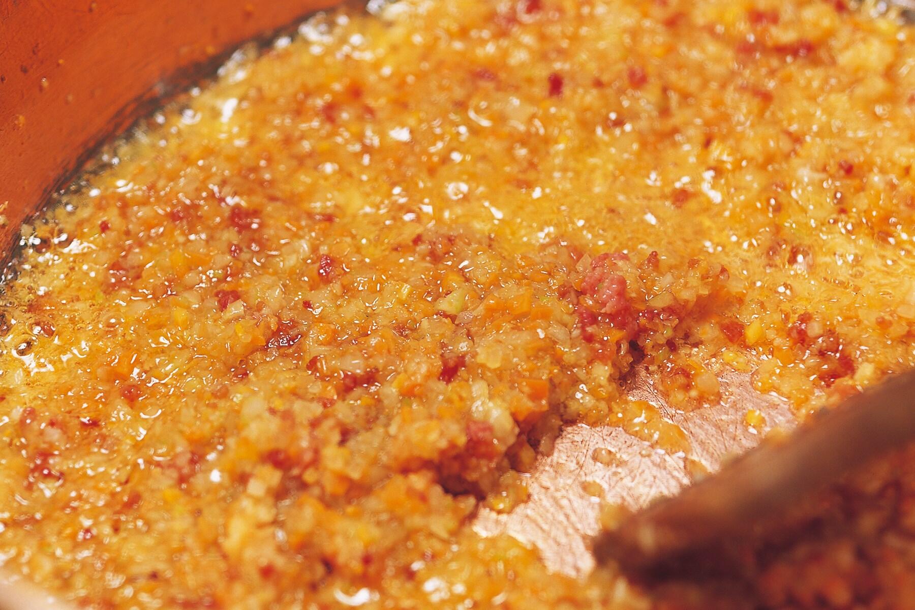 たっぷりのオリーブオイルで香味野菜をじっくり炒めて香りを引き出す