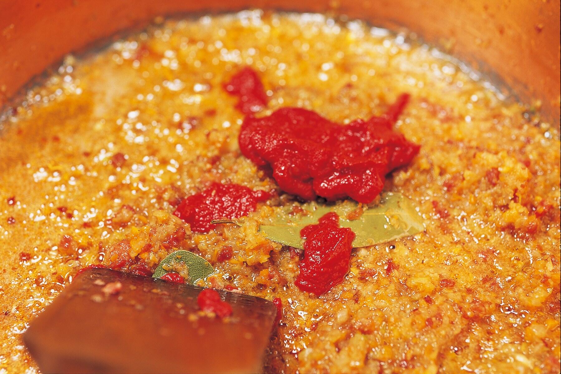 トマトペーストを足す