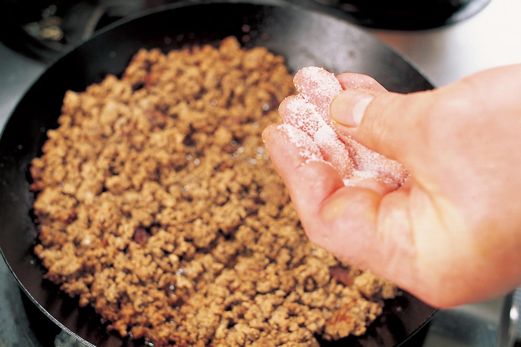 別鍋で素材の合挽き肉を炒める