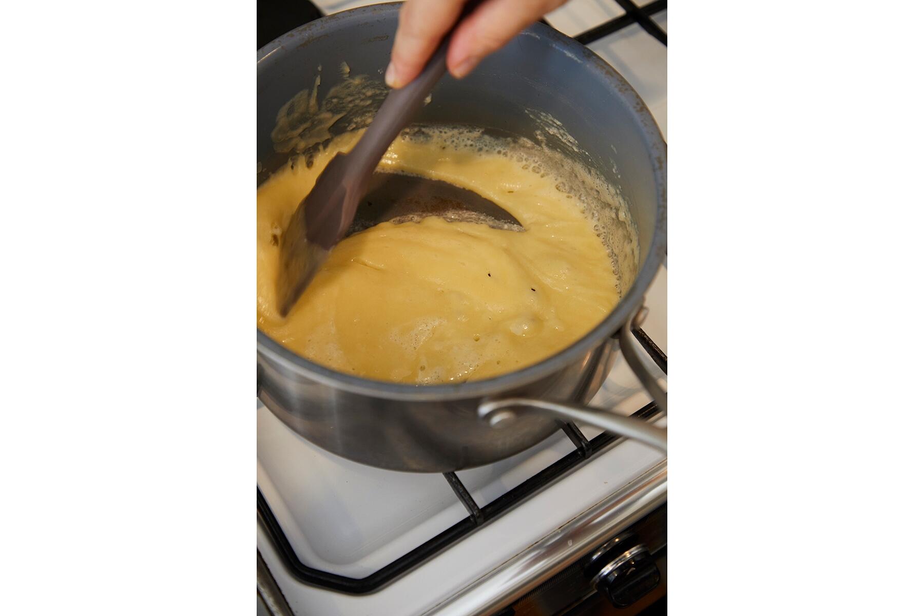 ダマをつぶしながら混ぜる