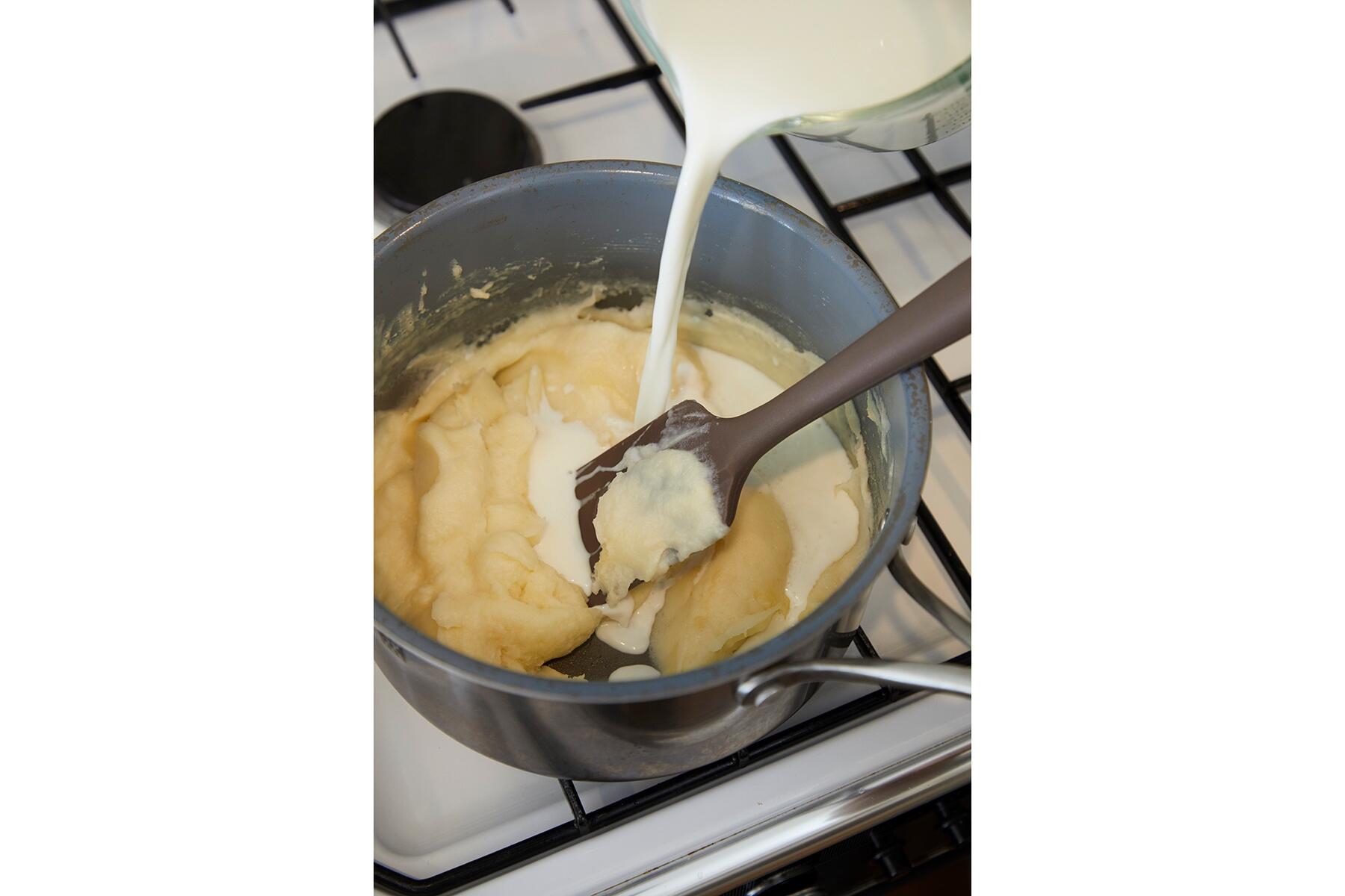 牛乳を少しずつ入れる