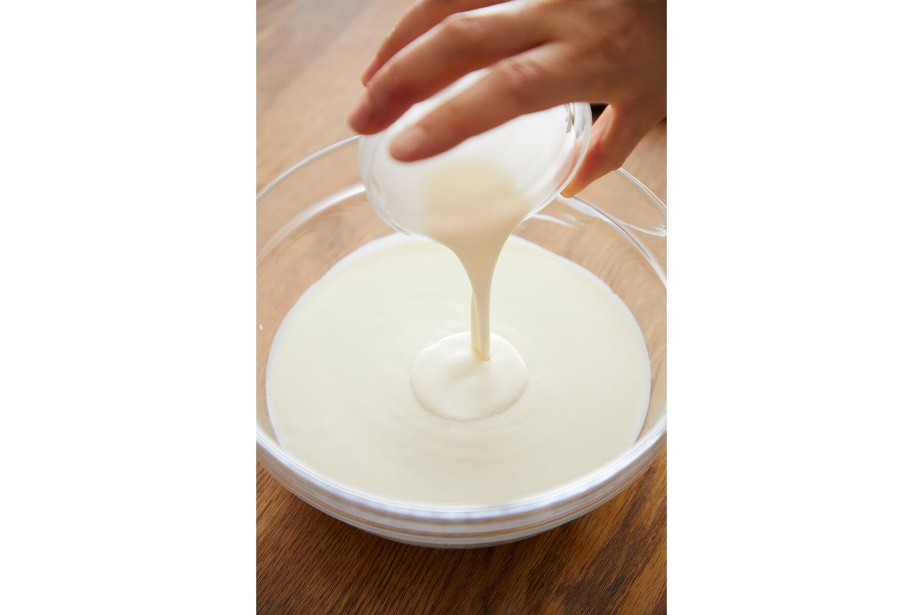 ボウルにベシャメルソースを入れ、生クリームを加えて混ぜる。4のフライパンに加え、塩小さじ1/3をふり、全体に混ぜ合わせる。