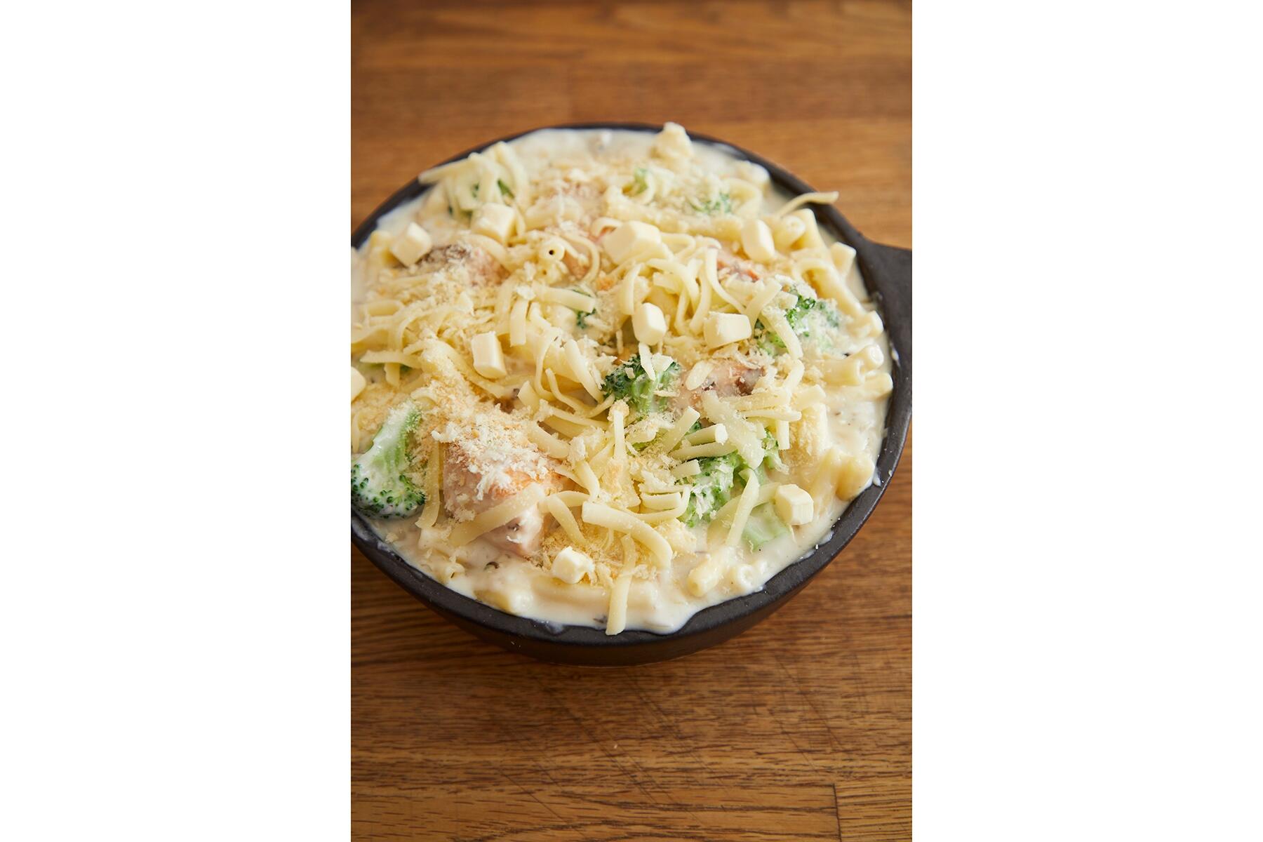 耐熱容器に5を入れ、チーズ、パン粉をふり、バターを5mm角に切って散らす。220℃のオーブンで20分、おいしそうな焼き色がつくまで焼く。