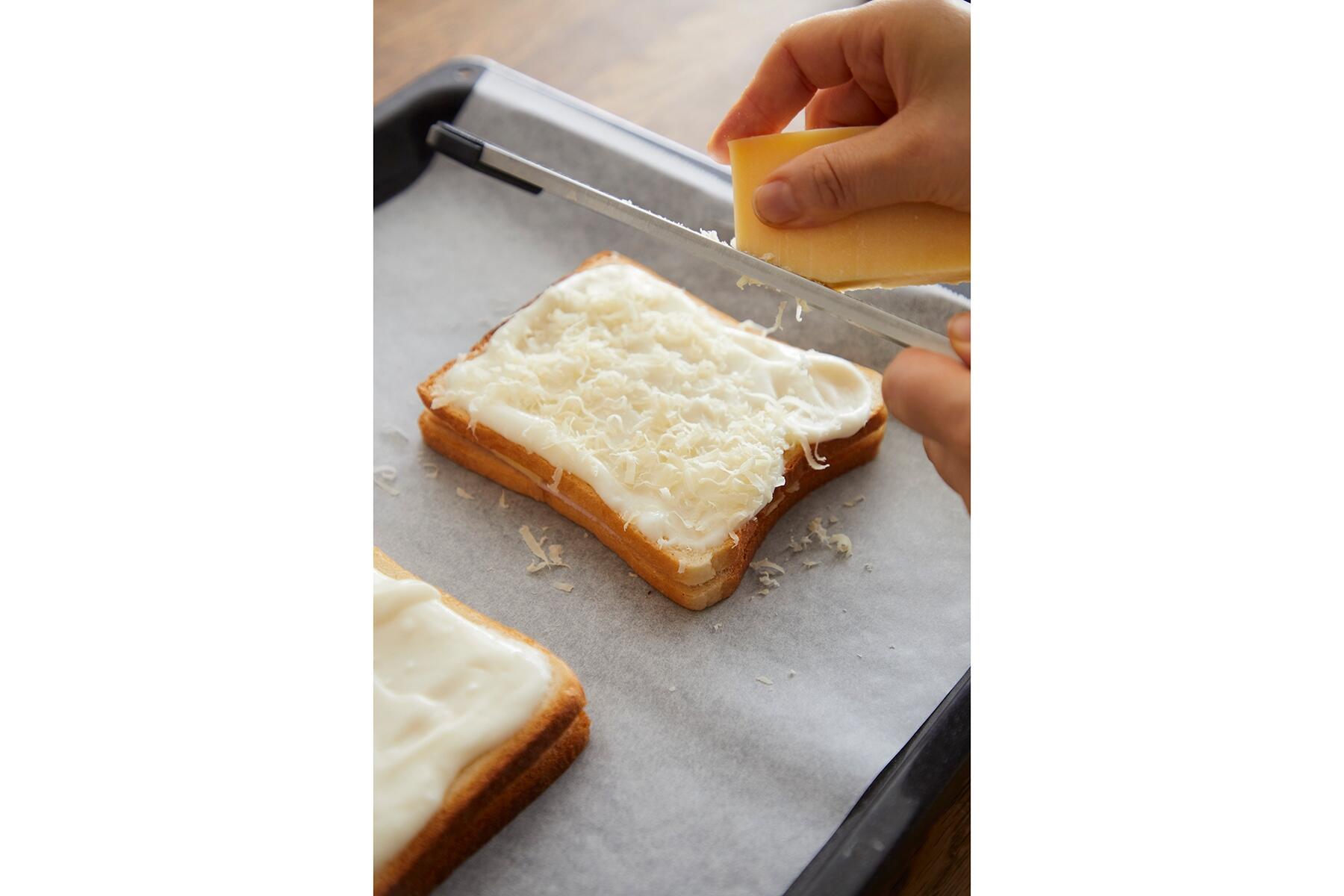 チーズをすりおろす