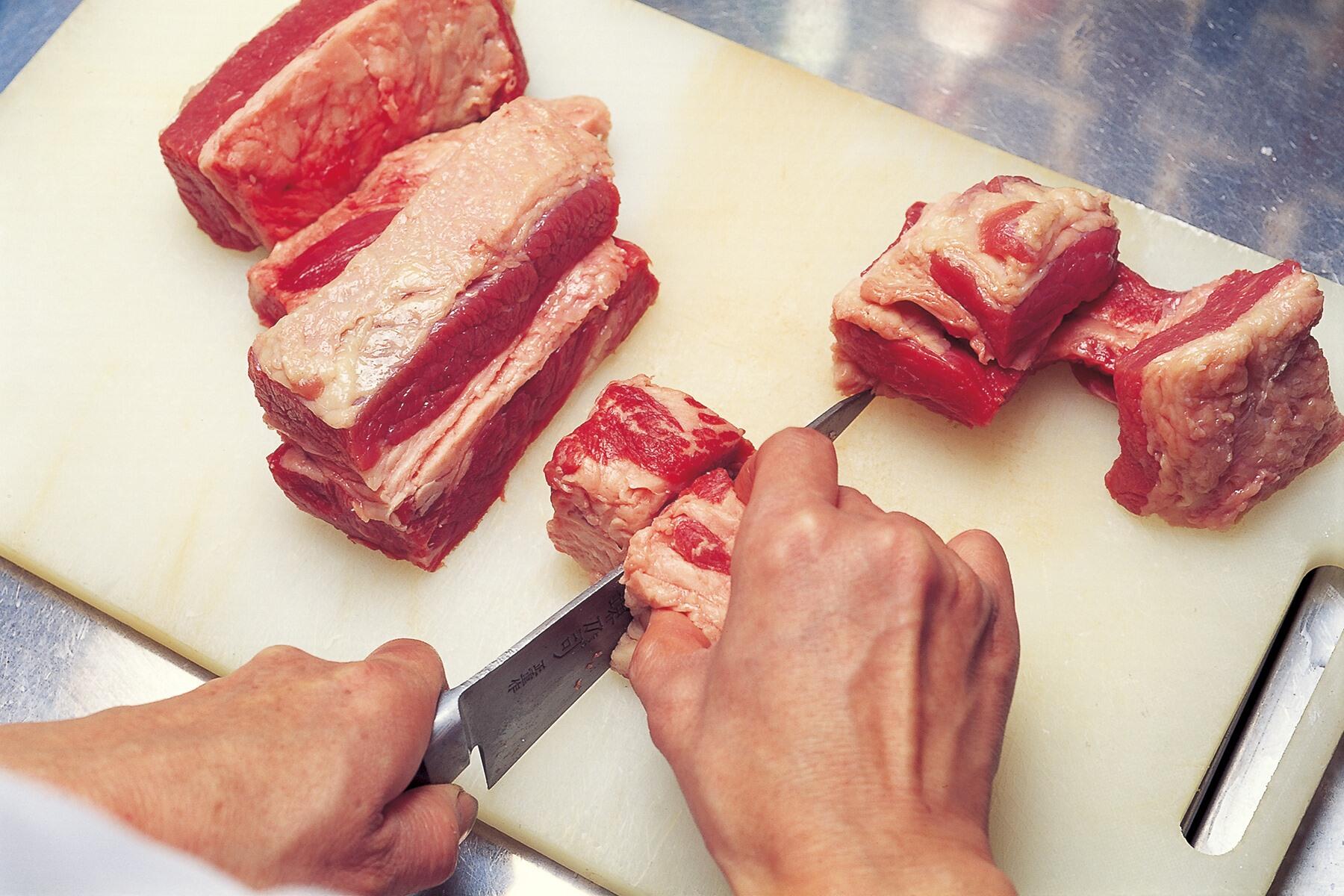 まずは下ごしらえ。肉と野菜を切る
