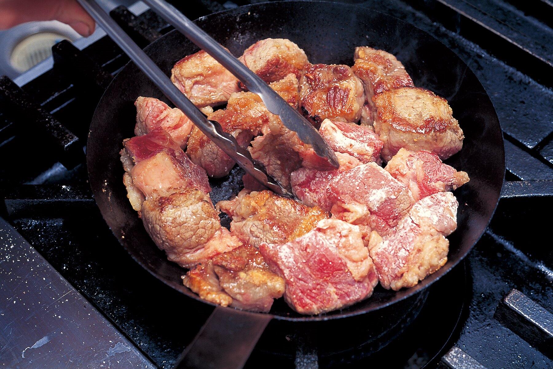 肉の表面をカリカリに焼いて旨味を閉じ込める