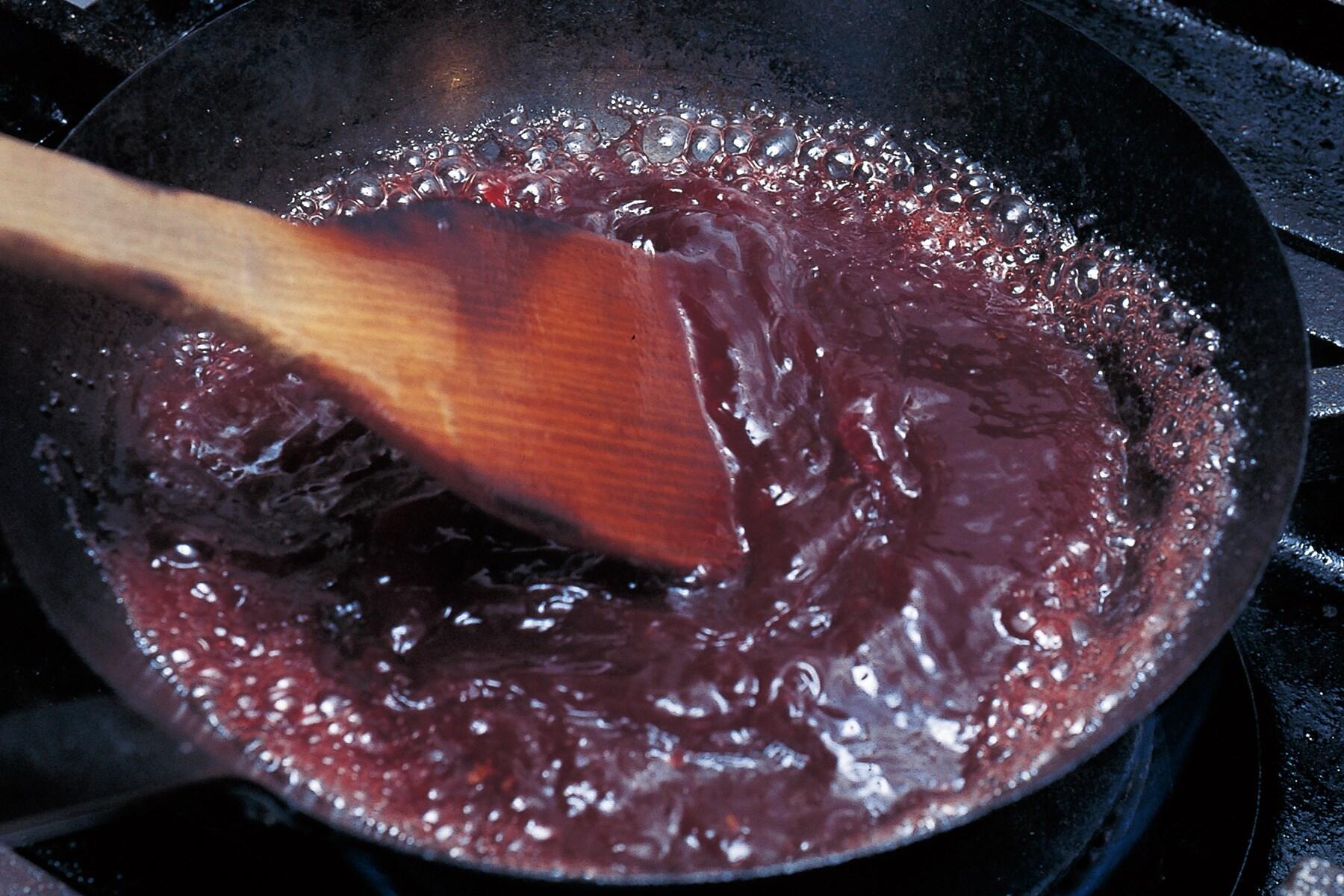 ワインで肉の旨味をこそげる