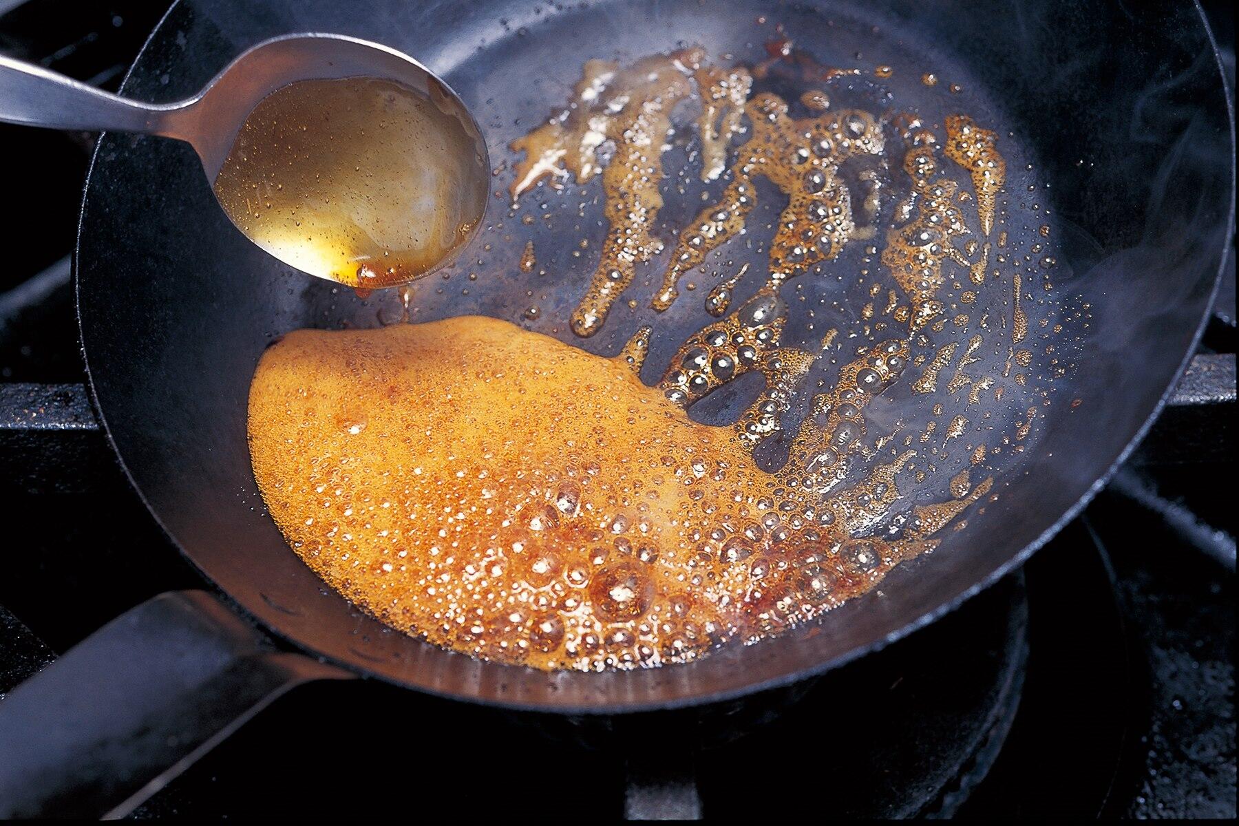 砂糖を焦がしてカラメルをつくる