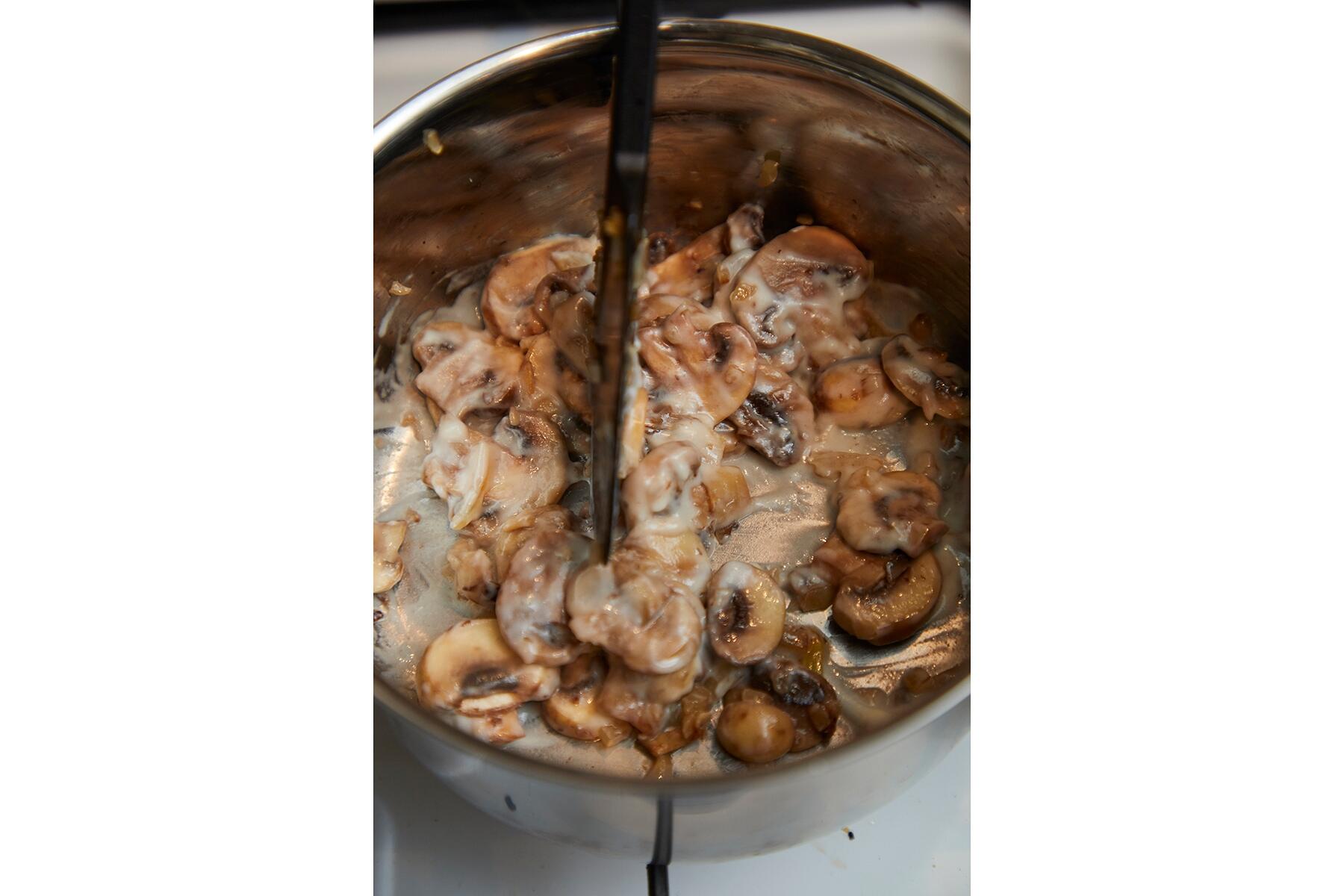 マッシュルームを炒める