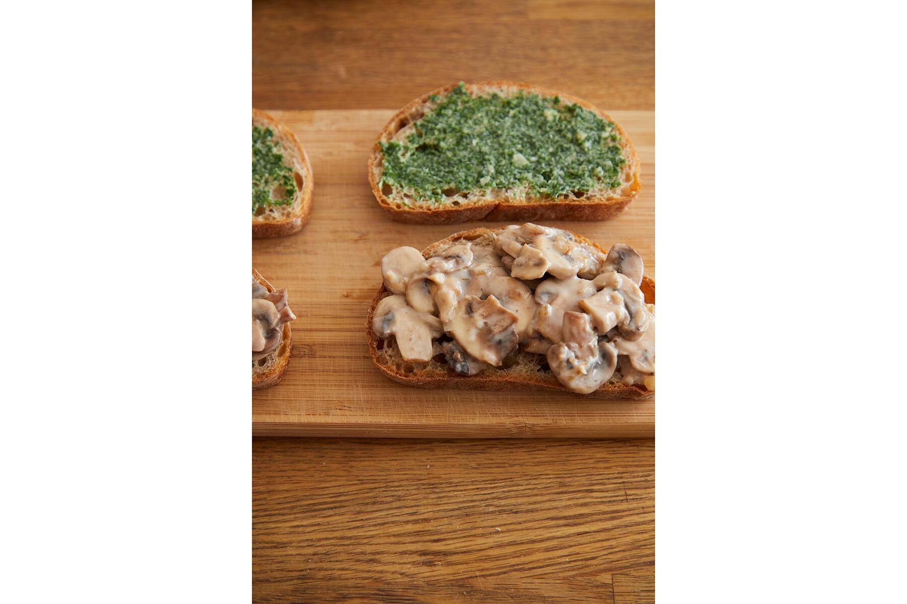 別のパンにパセリバターをぬる