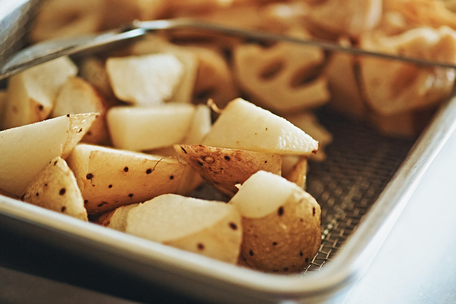 長いもを揚げる