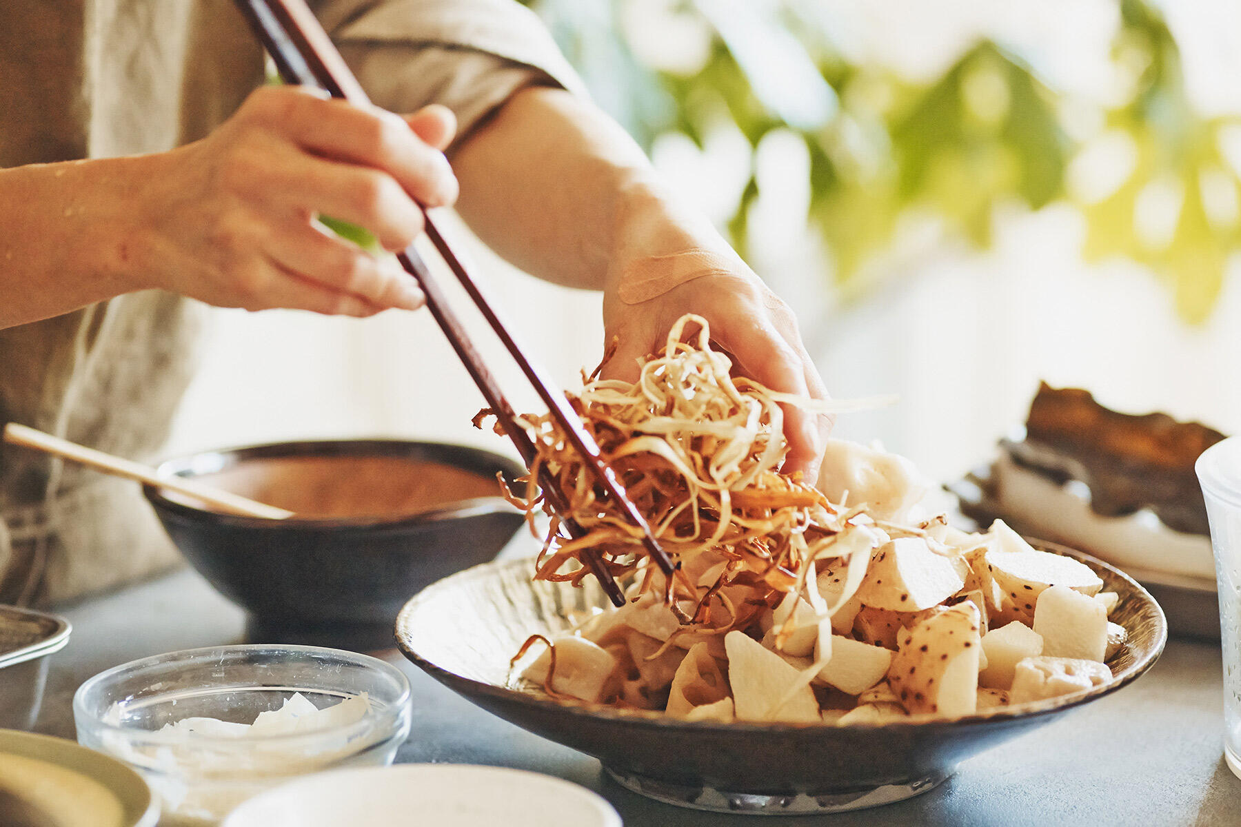 ごぼうを揚げる