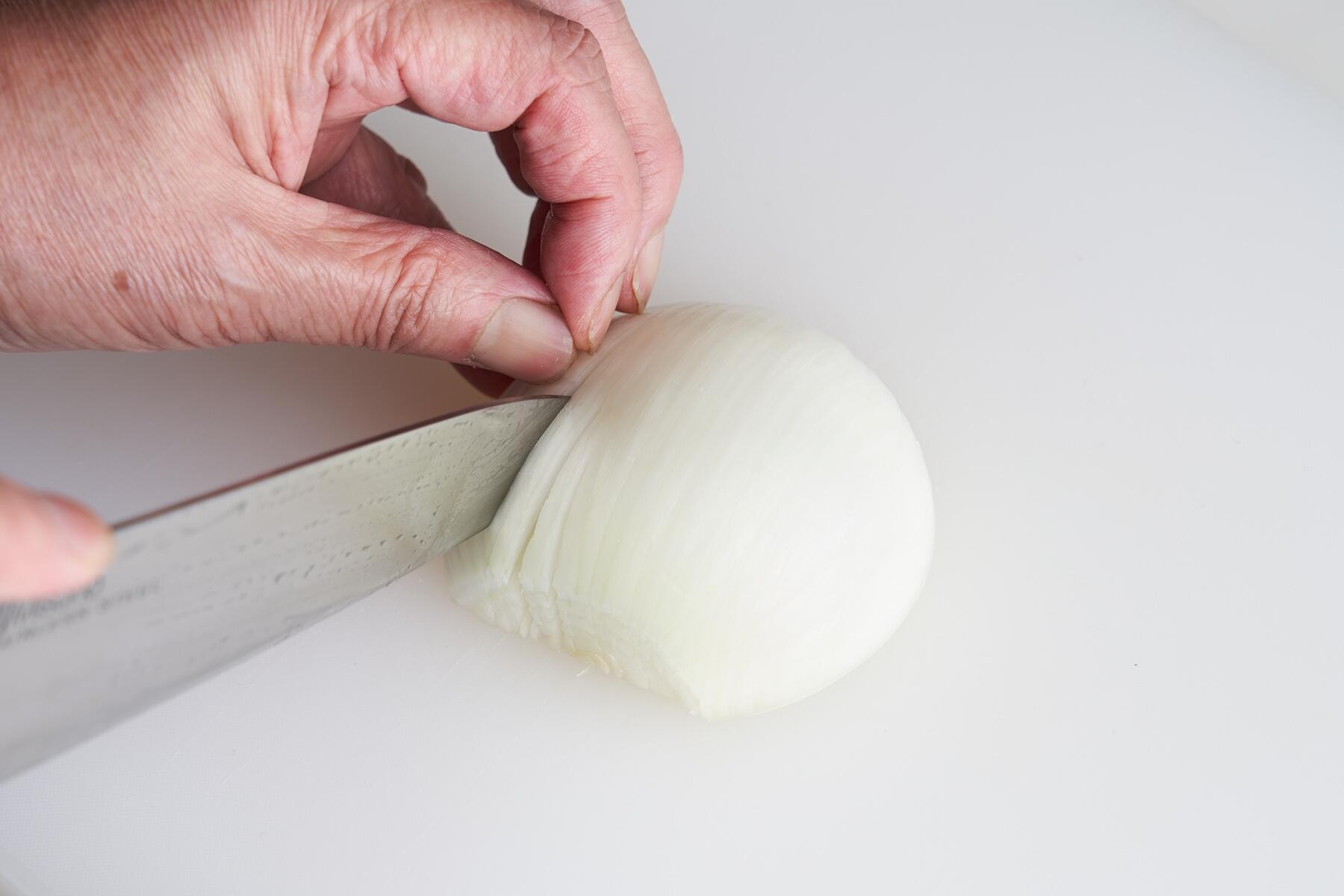 玉ねぎをみじん切りにする