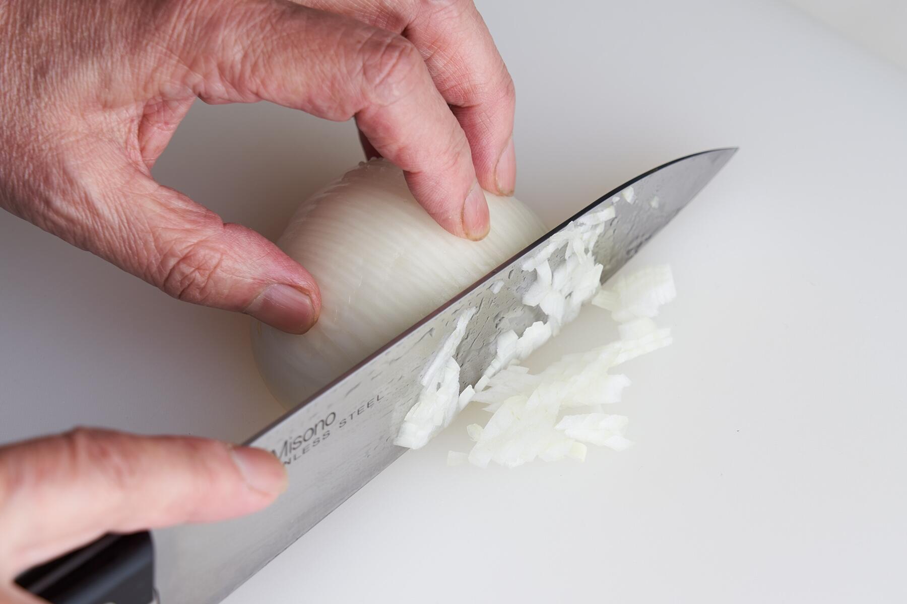 玉ねぎをみじん切りにする