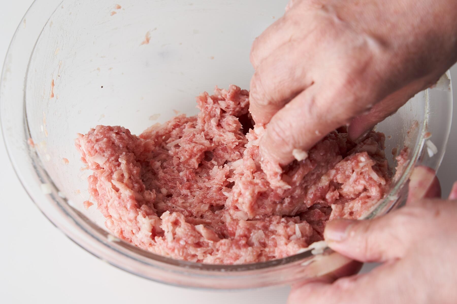 挽き肉だねを混ぜる