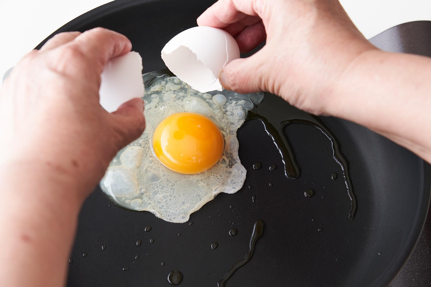 卵を割り入れる