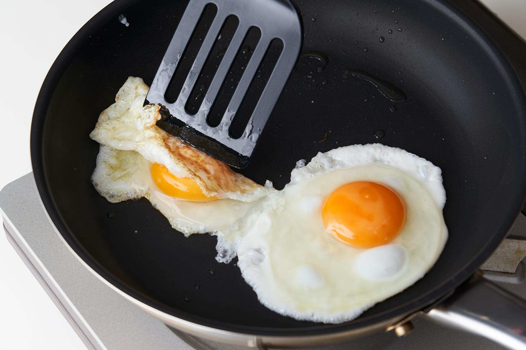 目玉焼きを半分に折る