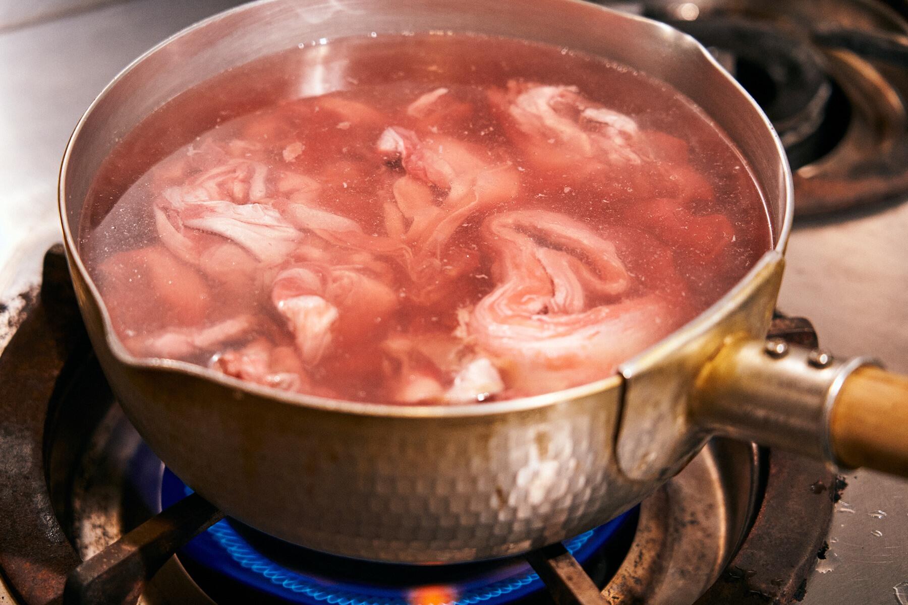 牛すじを火にかける