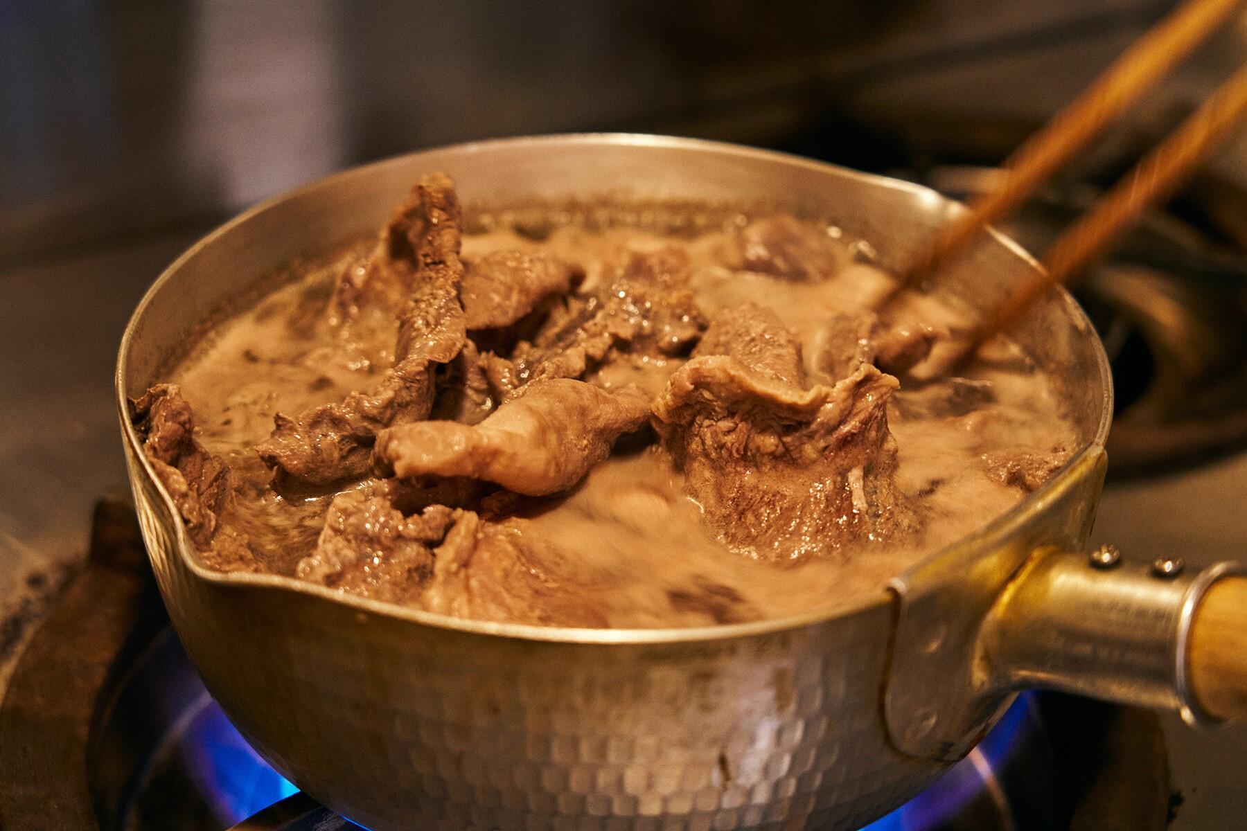 牛すじを火にかける