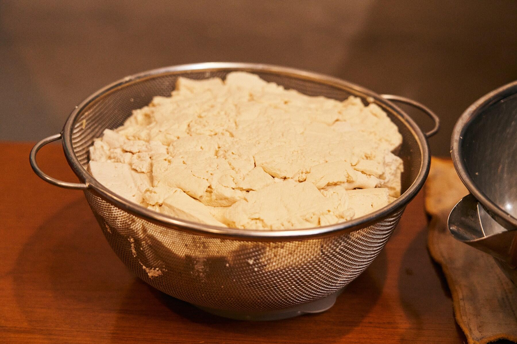 豆腐の水切りをする