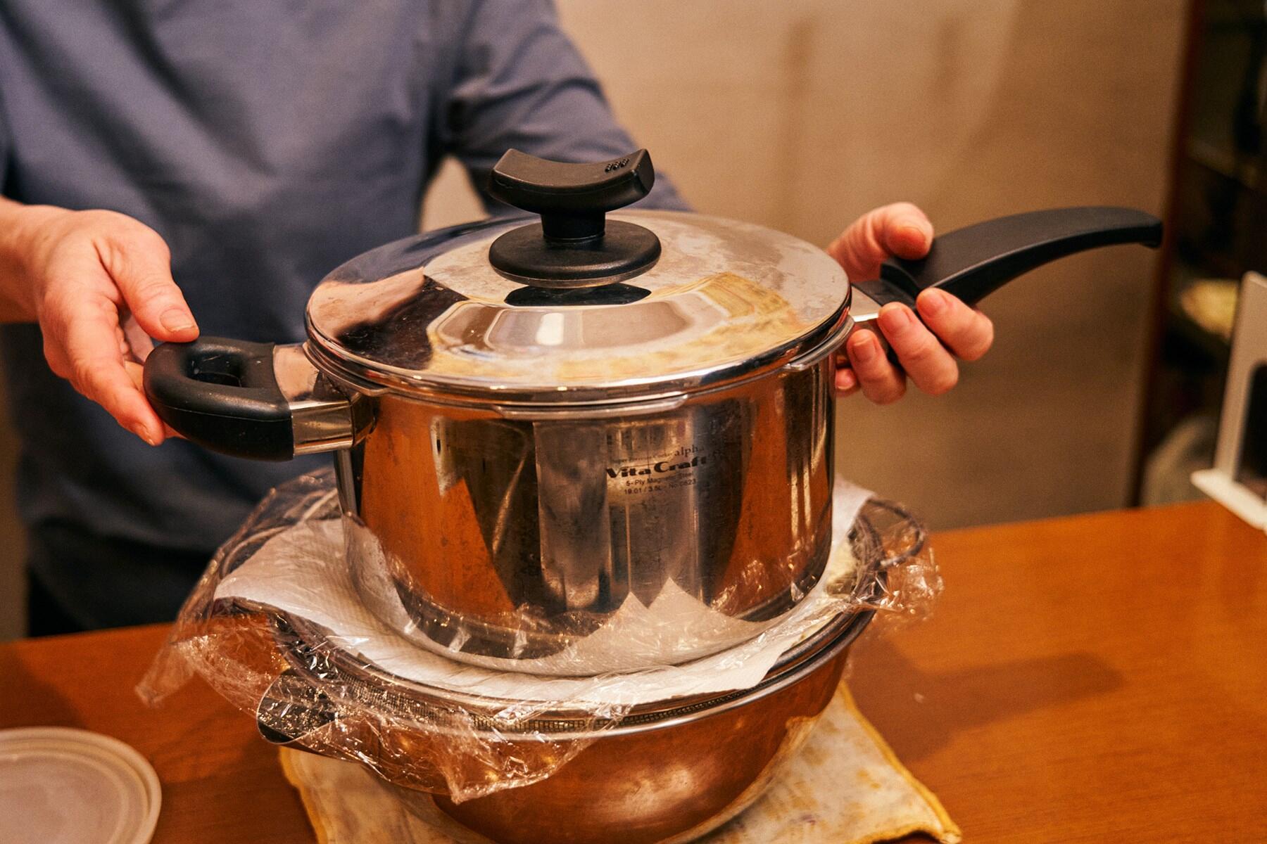 豆腐の水切りをする