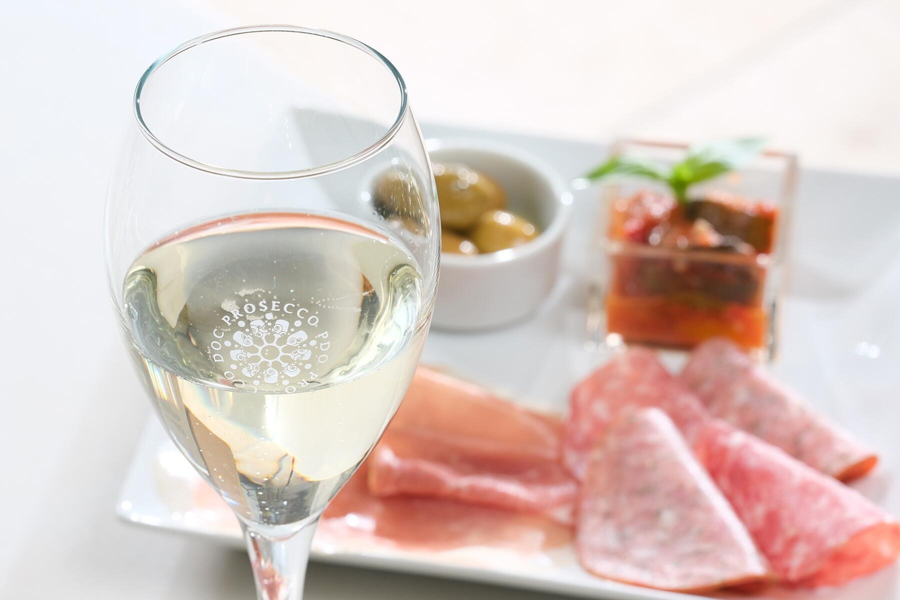 料理とワイングラス