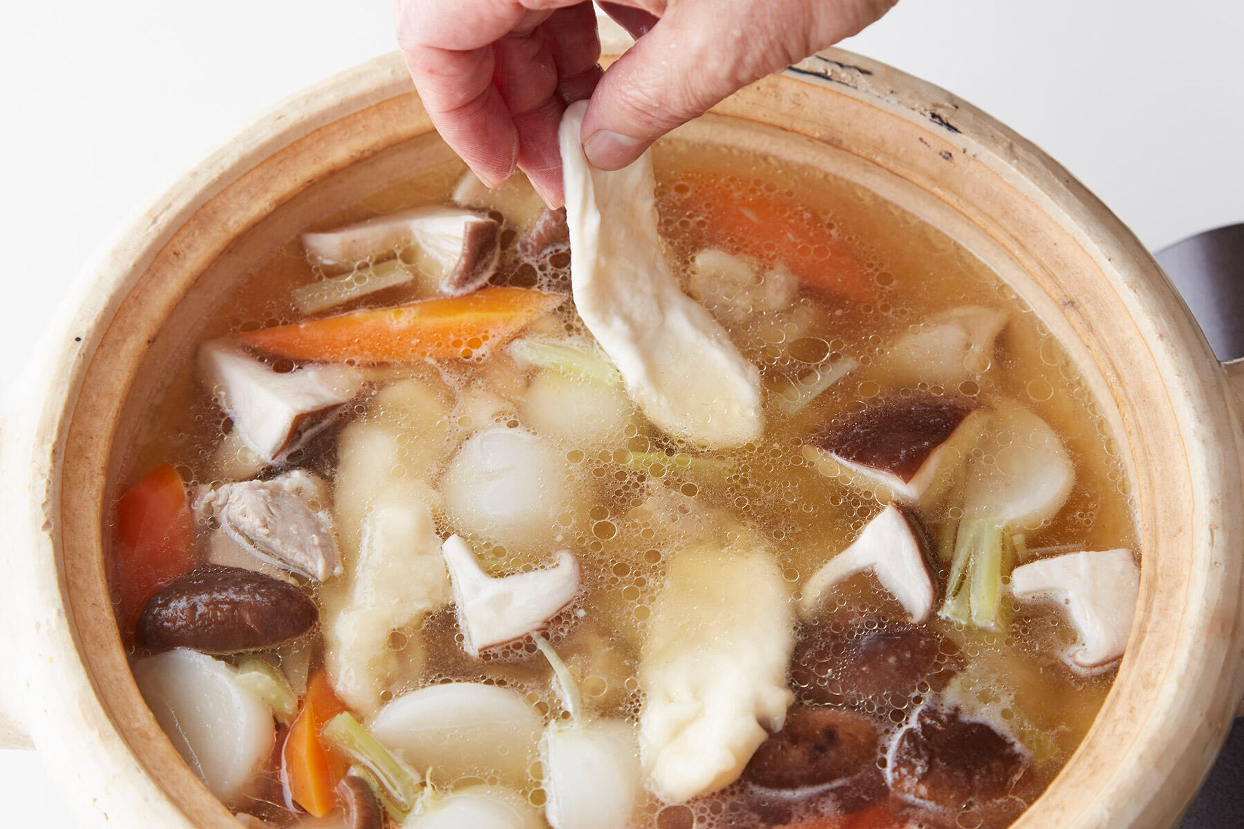 ひっつみ生地を入れる