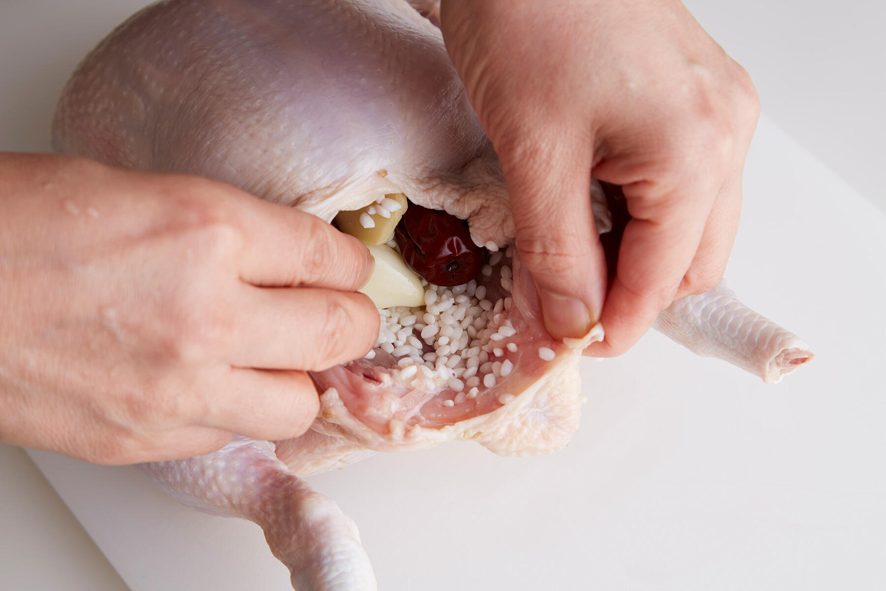 鶏に詰め物をする