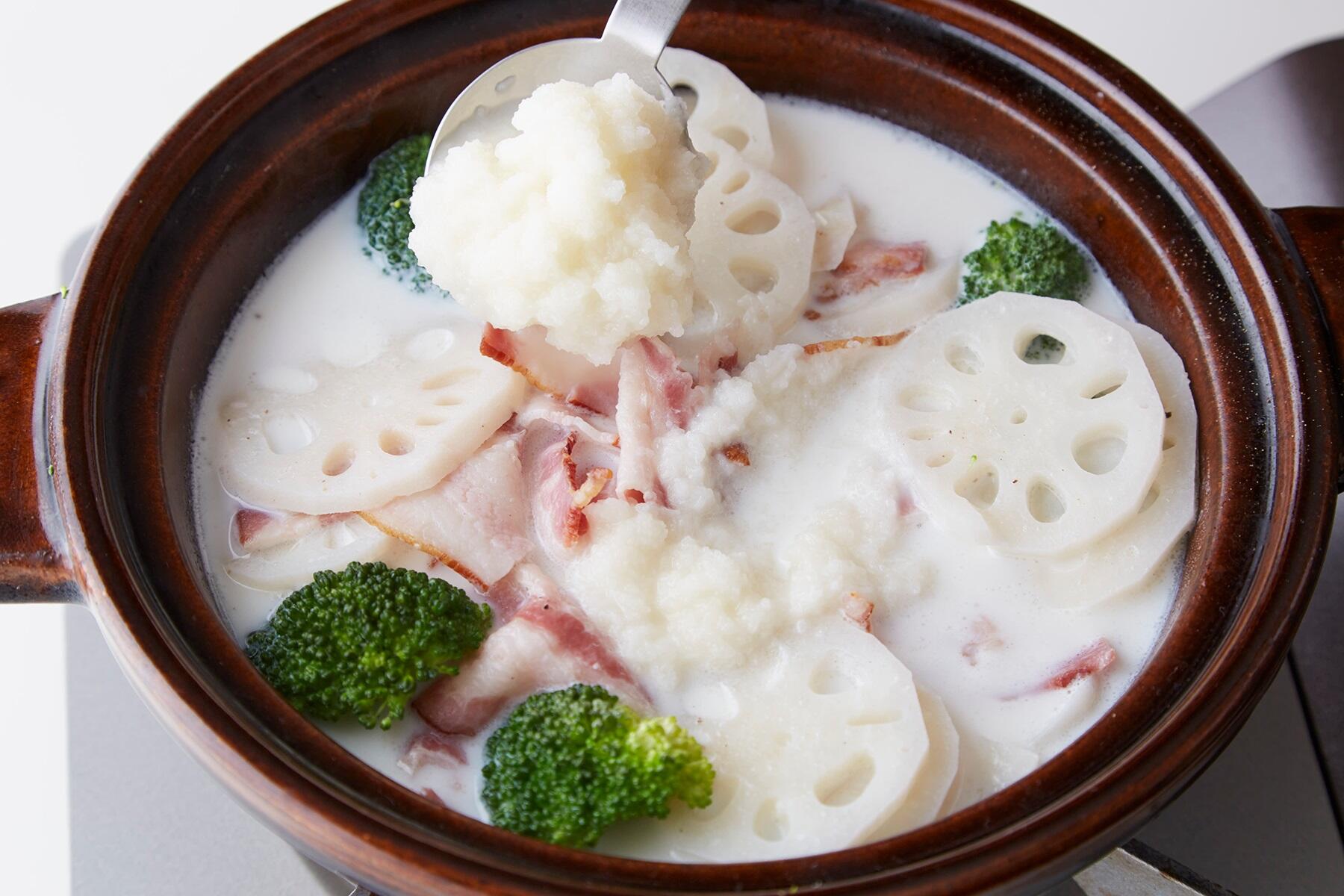 すりおろしの蓮根を入れる