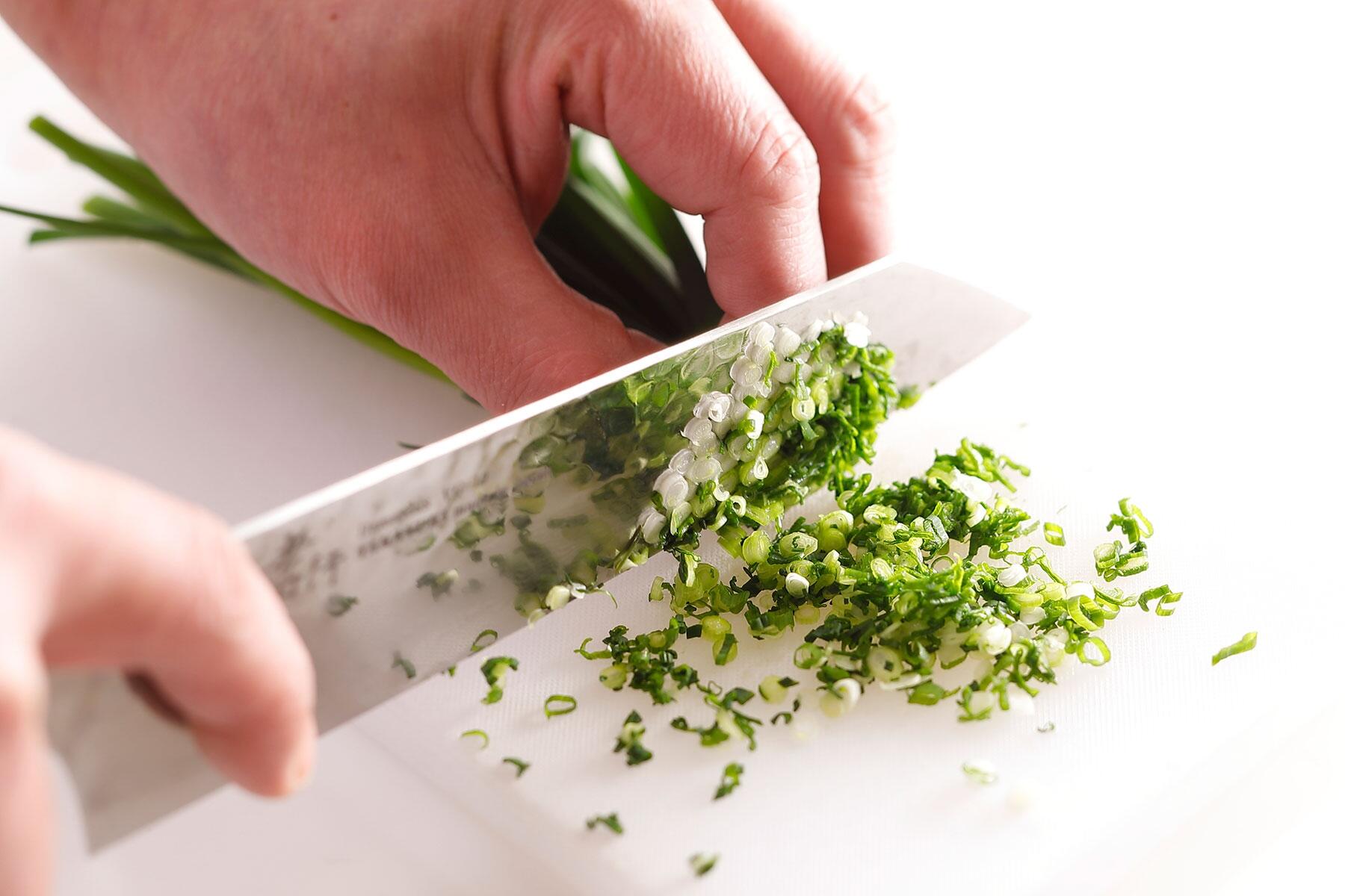 万能ねぎは、小口切りにする