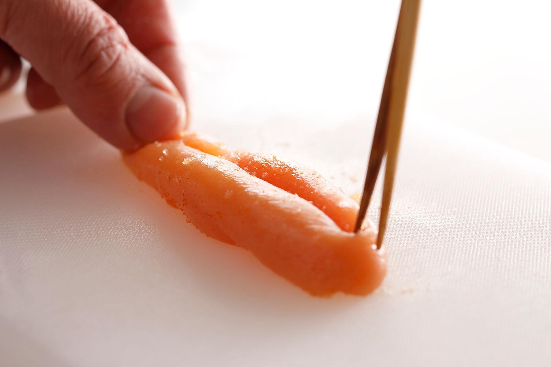 明太子は、薄皮を外してほぐす