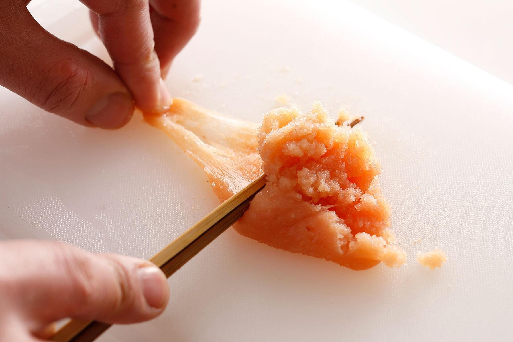 明太子は、薄皮を外してほぐす