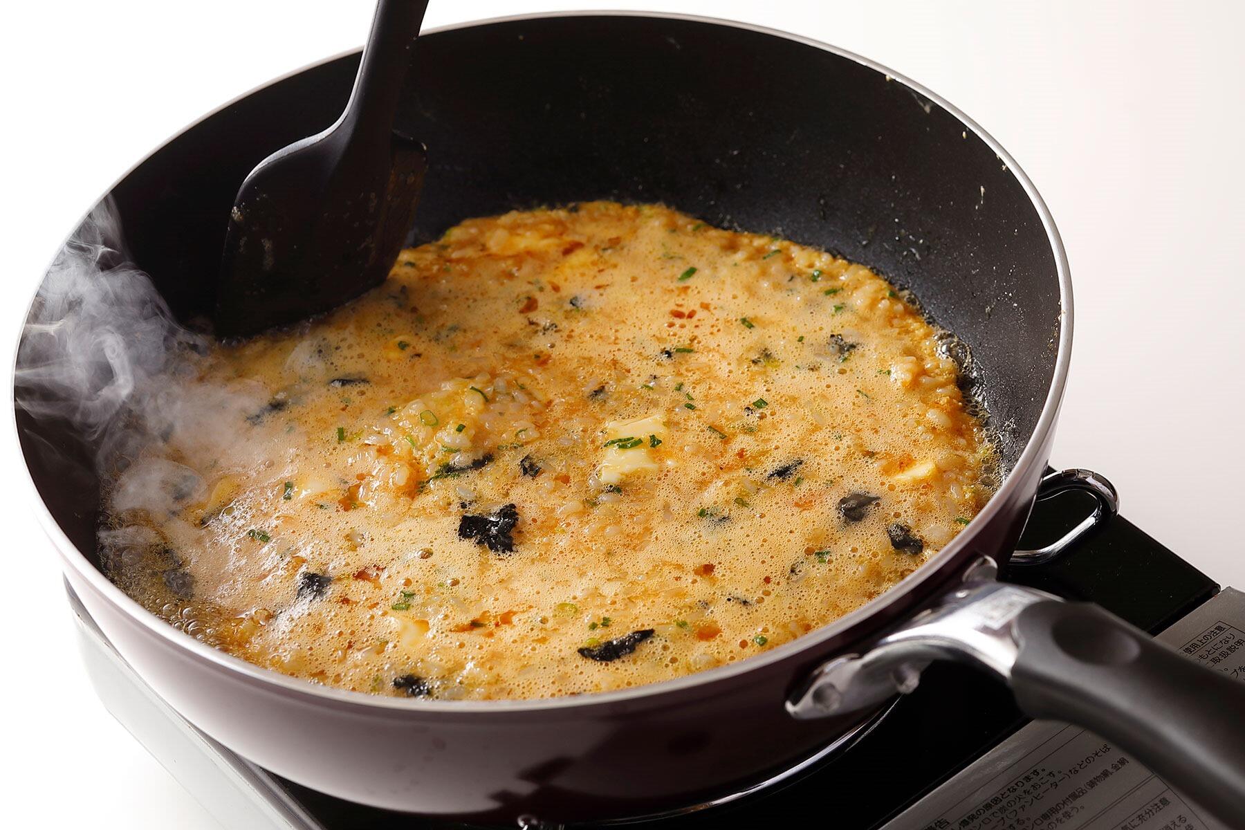 ときどきフライパンを揺すり、軽く左右に回しながら焼くのがコツ