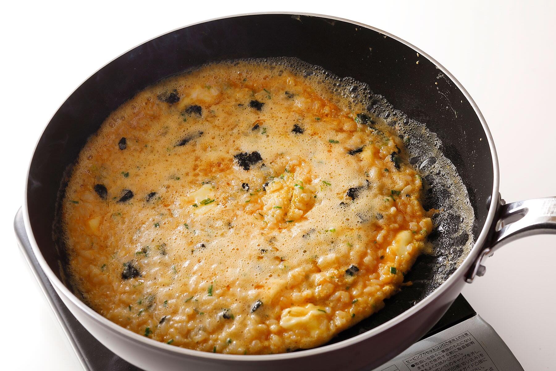 ときどきフライパンを揺すり、軽く左右に回しながら焼くのがコツ